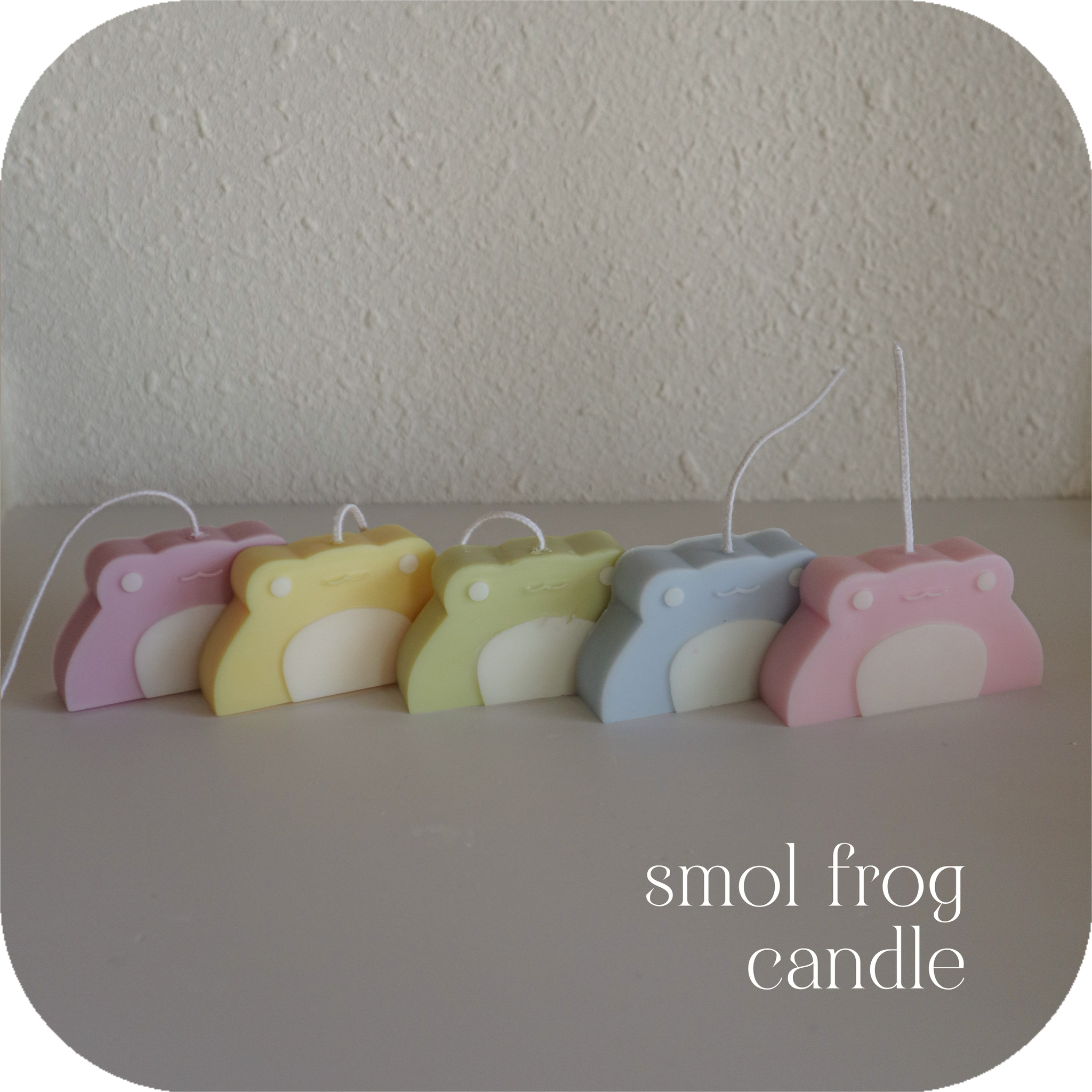 smol frog candle