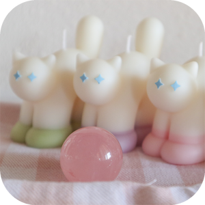 scaredy cat candle (white base)